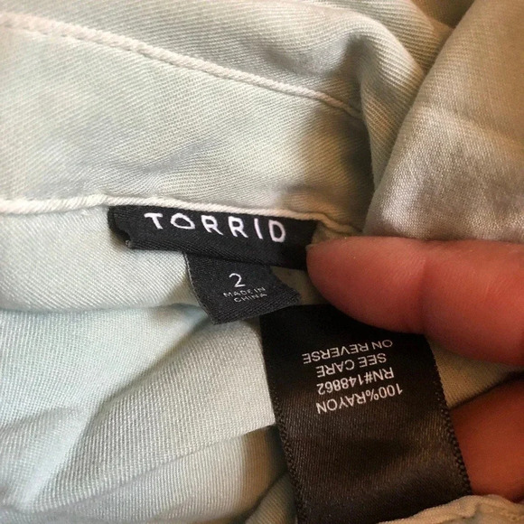 Torrid Buttons Up Shirt Women Plus size 2/2X Pockets - Picture 4 of 5